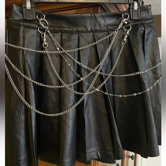 Forever 21 Black Pleated Faux Leather Chain Skirt Size M Goth - Picture 2 of 9